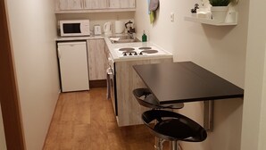 Basic Apartment | Private kitchenette | Coffee/tea maker, mini-fridge, microwave, oven - Sigurhæð Apartment (Isafjordur)