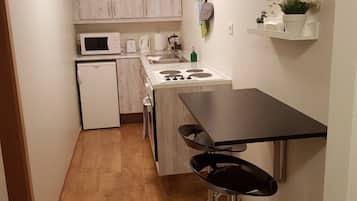 Appartement | Coin cuisine privé | Mini réfrigérateur, micro-ondes, four, plaque de cuisson