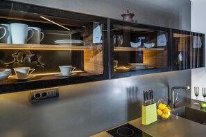 Réfrigérateur, micro-ondes, four, plaque de cuisson