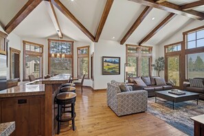 TV, fireplace, DVD player - Forest Escape with Access to Exclusive Golf (Sunriver)