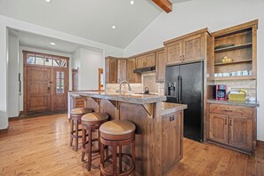 Fridge, microwave, oven, stovetop - Cozy Luxe Cabin with A/C, Golf Views & Hot Tub (Bend)