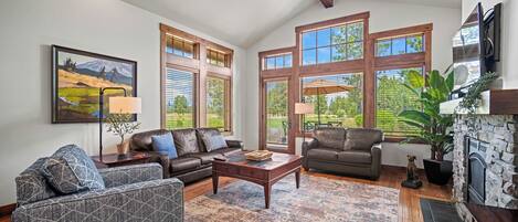 تلفزيون، مدفأة، مشغل دي في دي