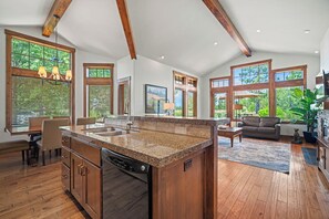 Interior - Cozy Luxe Cabin with A/C, Golf Views & Hot Tub (Bend)