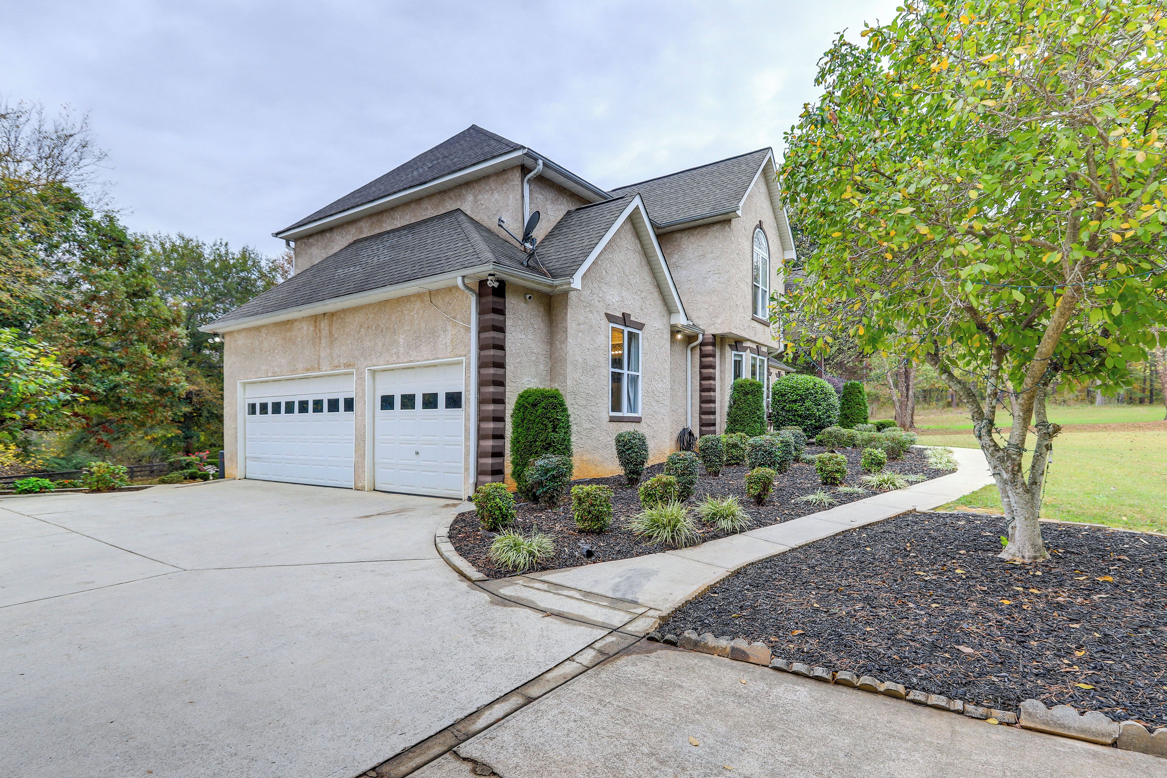Exterior | Driveway Parking (10 Vehicles)