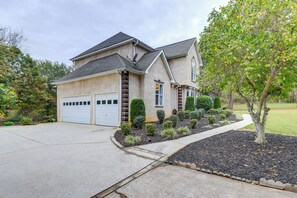 Exterior - Spacious Stockbridge Manor: Pool Table, 2 Kitchens (Stockbridge)