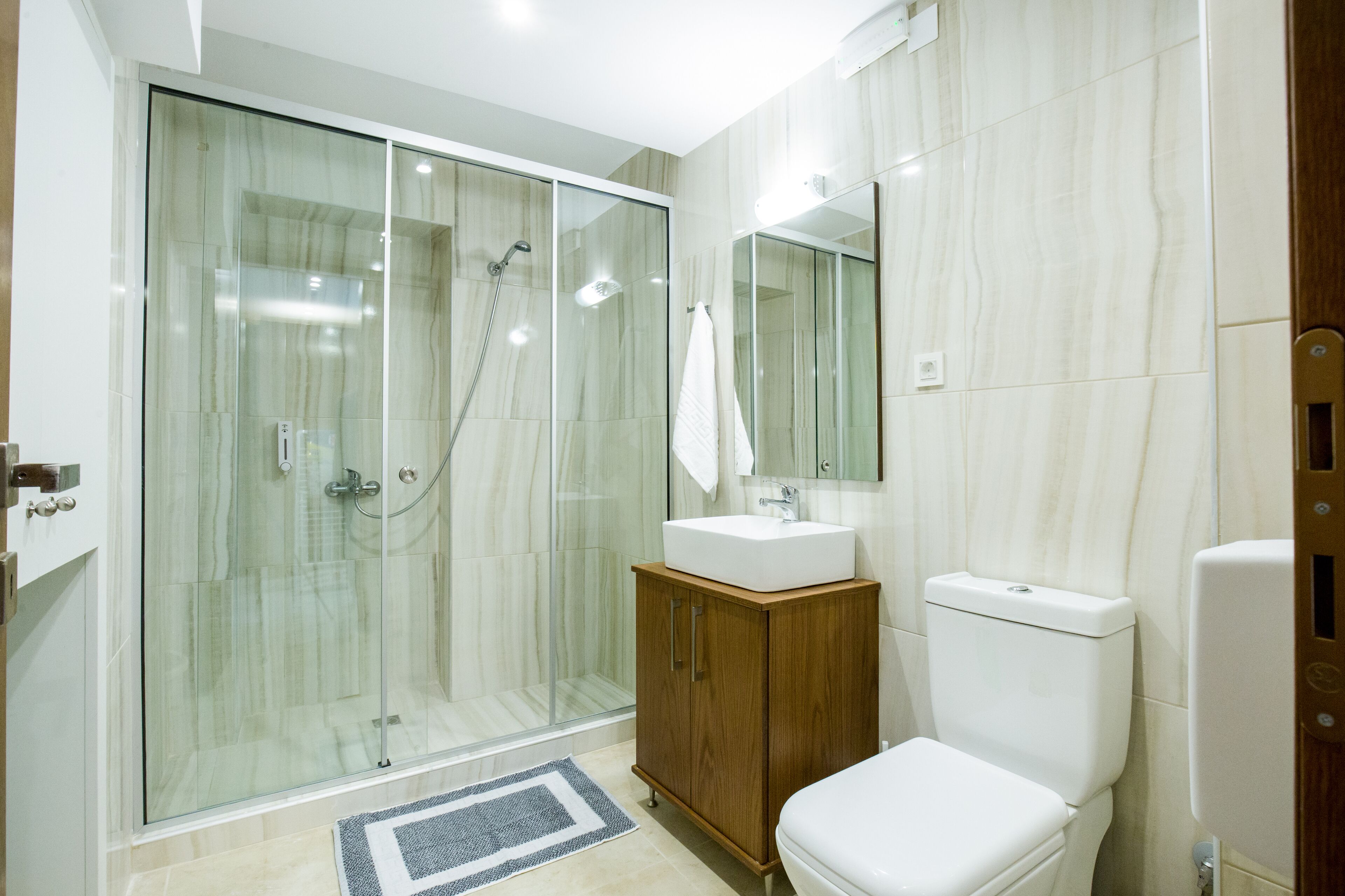 Dúplex familiar, 1 habitación | Baño | Ducha, artículos de higiene personal gratuitos y secador de pelo