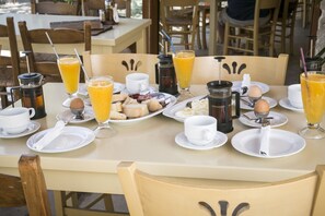 Daily continental breakfast for a fee - Agarathos Homes (Kissamos)