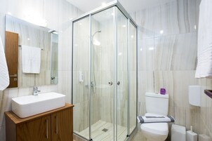 Apartamento, 1 quarto | Banheiro | Chuveiro, produtos de toalete grátis, secador de cabelo 