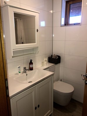 Cabin, 3 Bedrooms | Bathroom | Shower, hair dryer, soap, shampoo