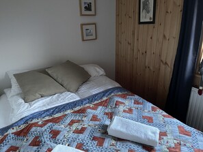 Cabin, 3 Bedrooms | 3 bedrooms, free cribs/infant beds, free WiFi, bed sheets