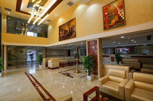 Lobby sitting area - Hotel Aadithya (Chennai)