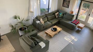 Smart TV, fireplace, stereo, offices
