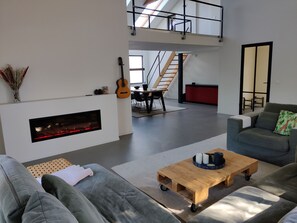 Älytelevisio, takka, stereot, työhuone