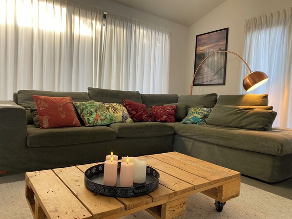 Älytelevisio, takka, stereot, työhuone