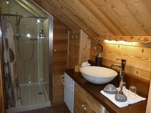 Badezimmer | Dusche, Haartrockner, Handtücher