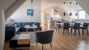 Penthouse, 2 Schlafzimmer | Schreibtisch, schallisolierte Zimmer, kostenloses WLAN, BettwÀsche