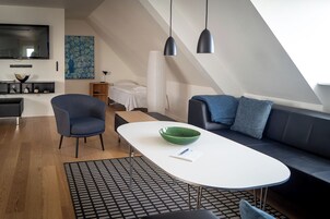 Ático, 2 habitaciones | Escritorio, sistema de insonorización, wifi gratis y ropa de cama