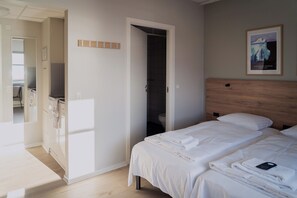 Een bureau, geluiddichte muren, gratis wifi, beddengoed