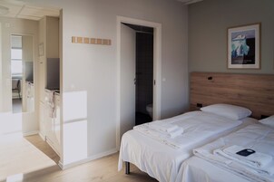 Escritorio, sistema de insonorización, wifi gratis y ropa de cama 