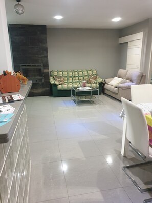 Interior - Modern interior diaphanous apartment/suite with capacity for 6 people. (Ciudad Real)