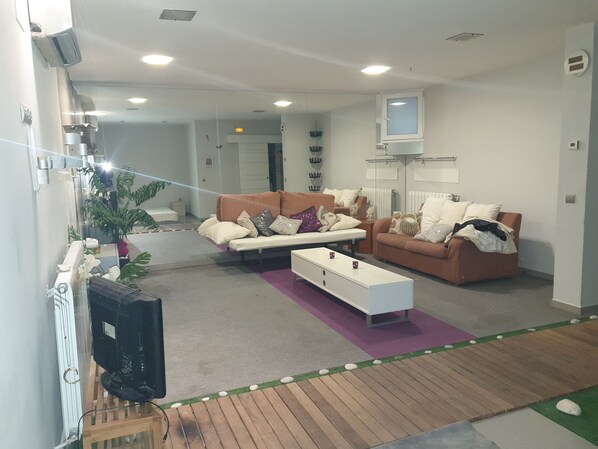 Interior - Modern interior diaphanous apartment/suite with capacity for 6 people. (Ciudad Real)