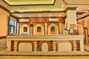 Lobby - Hotel Vasundhara Palace near Ram Jhula Rishikesh, close to River Ganga (Rishikesh)