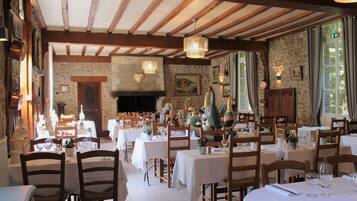 Se sirven desayunos, comidas, cenas y cocina regional