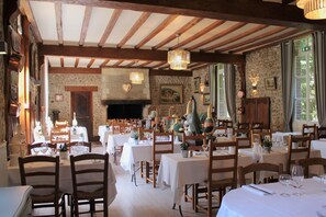 供應早餐、午餐和晚餐，地區料理