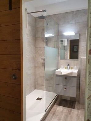 Habitación clásica | Baño | Tina con regadera, amenidades de baño gratuitas, secadora de cabello 