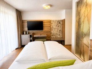 Double Room, 1 Queen Bed, Non Smoking, Air conditioning | Hypo-allergenic bedding, down duvets, in-room safe, desk - Vitalhotel Garni Vier Jahreszeiten (Bad Fuessing)