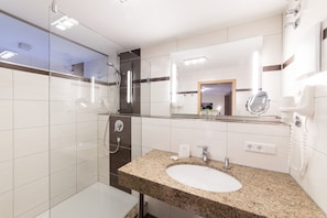Superior Double Room, Non Smoking, 2 Bathrooms | Bathroom | Shower, hair dryer, towels, soap - Vitalhotel Garni Vier Jahreszeiten (Bad Fuessing)