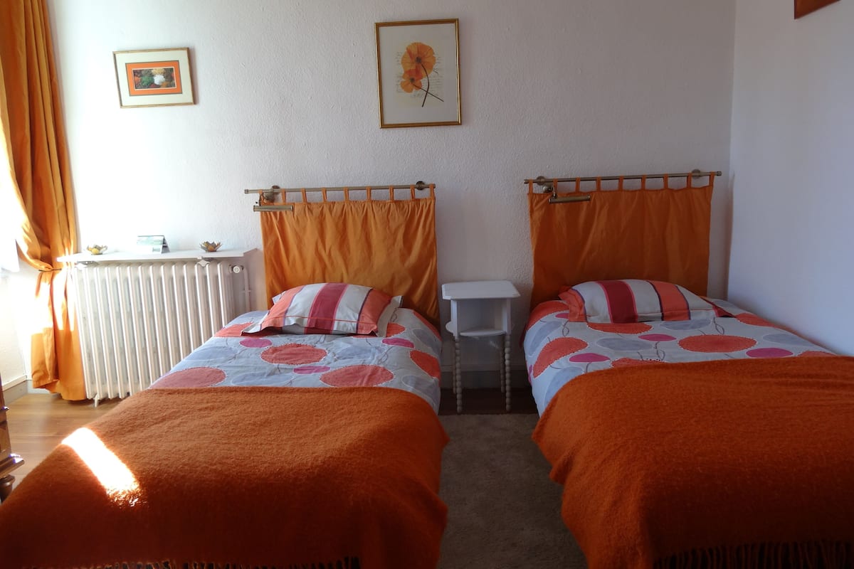 Comfort-værelse med dobbeltseng eller 2 enkeltsenge (Caraibes) | Premium-sengetøj, individuelt design, individuel indretning, skrivebord