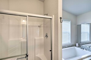Amenidades de baño gratuitas, secadora de cabello, toallas