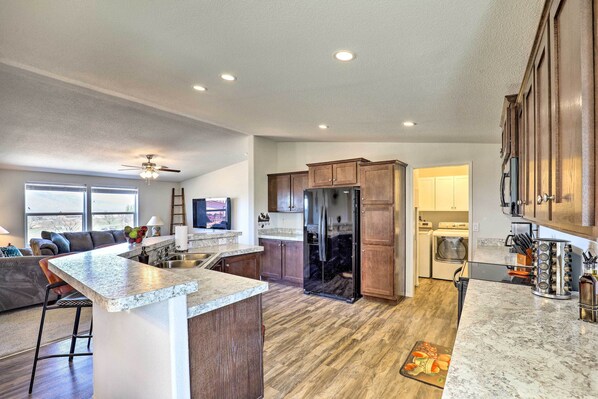 Fridge, microwave, stovetop, dishwasher
