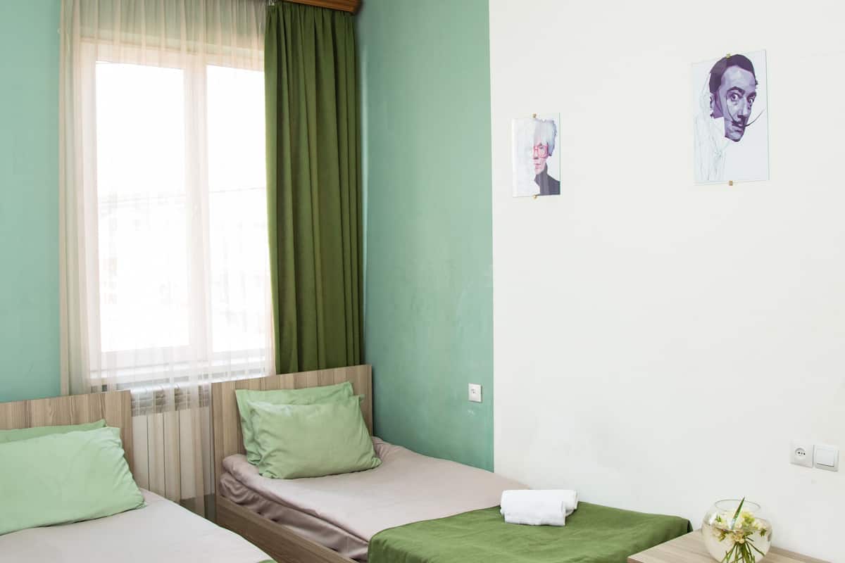 Classic Triple Room | Desk, free WiFi, bed sheets