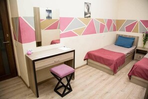 Zweibettzimmer, eigenes Bad | Schreibtisch, kostenloses WLAN, Bettwäsche