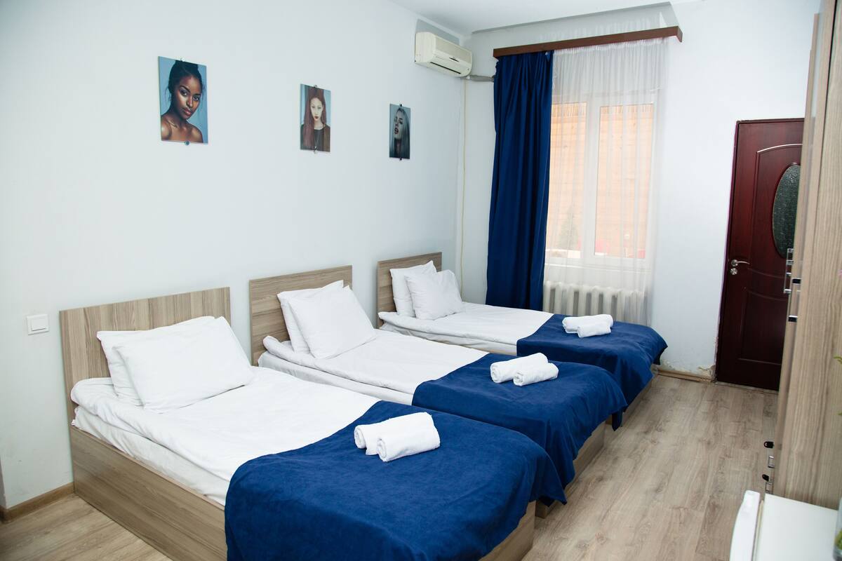 Triple Room, Private Bathroom | Desk, free WiFi, bed sheets