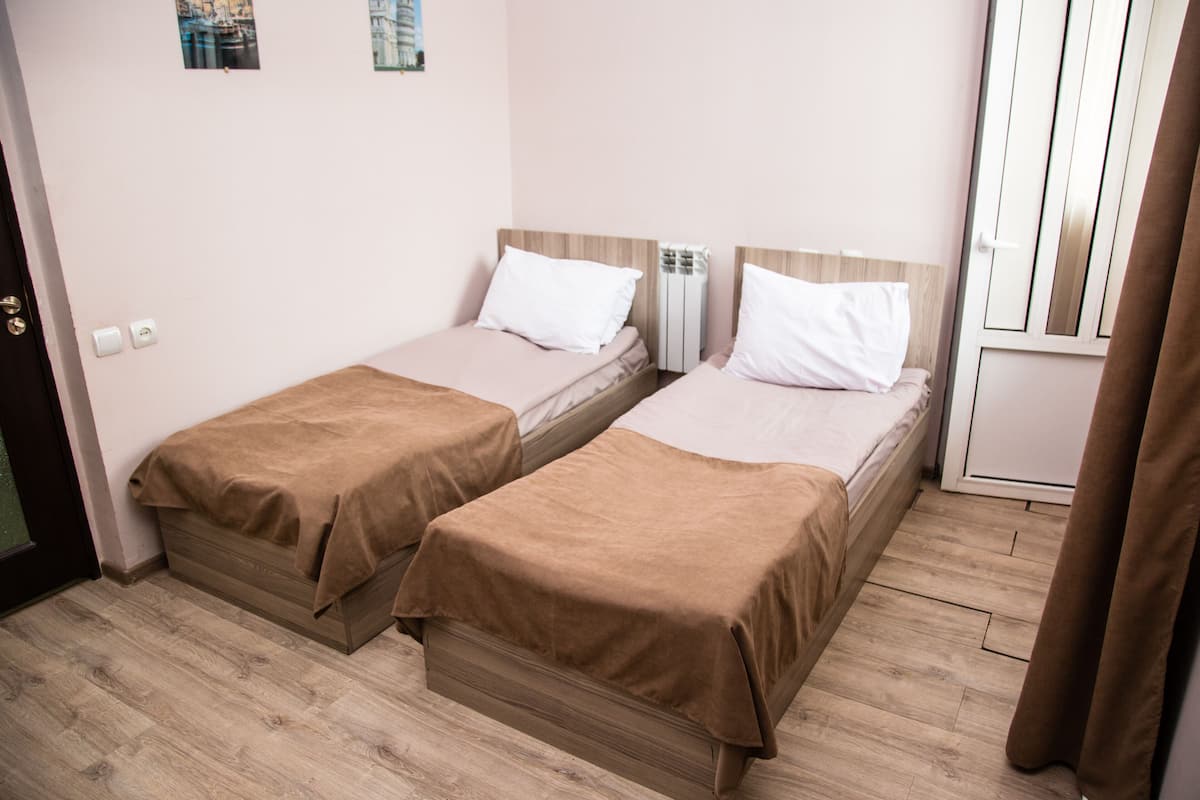 Comfort Twin Room, Kitchen | Desk, free WiFi, bed sheets