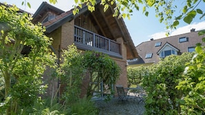 Een huis met een bakstenen gevel, een balkon en een kinderaardpad.