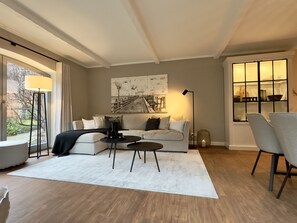 Fernseher, Kamin, Stereoanlage