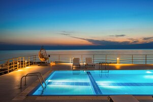 Piscina externa, funciona das 8h às 21h, guarda-sóis, espreguiçadeiras