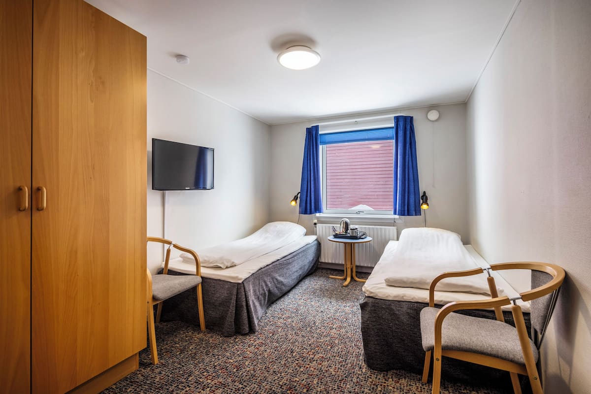 basic twin room, shared bathroom | 1 bedroom, desk, free cots/infant beds, free wifi