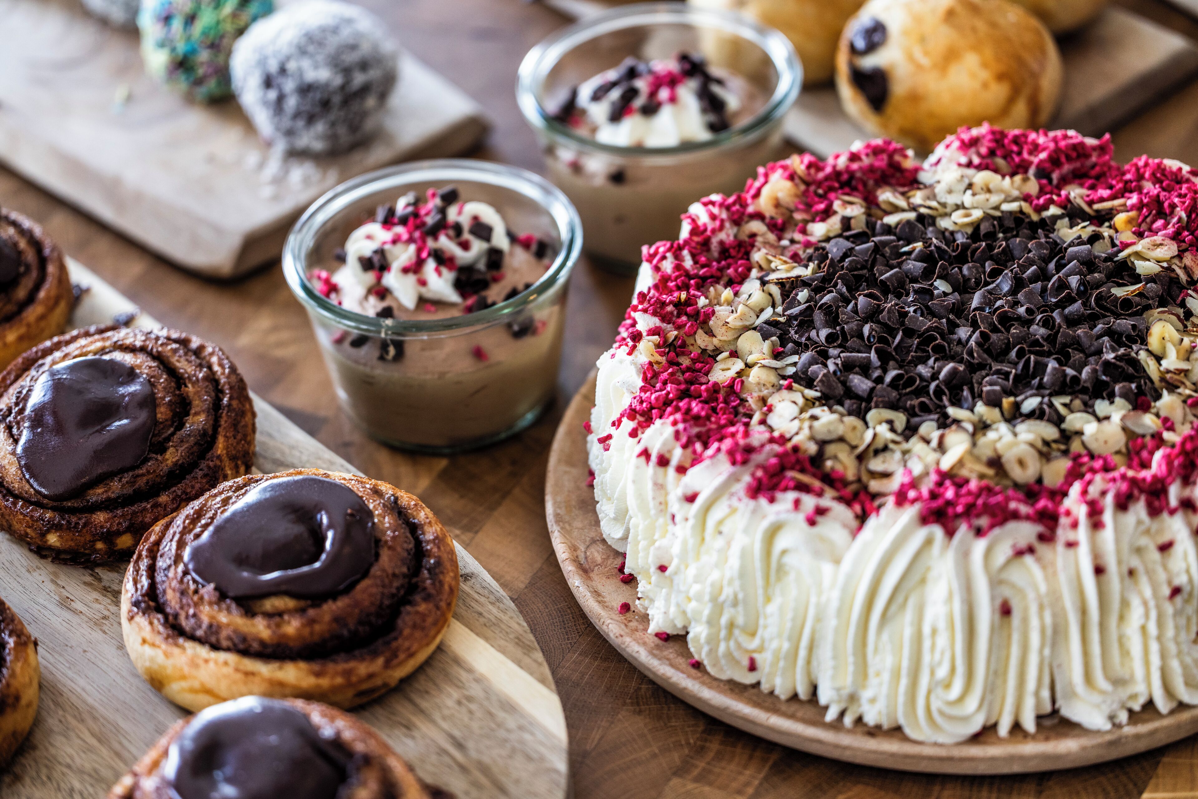 Ein Desserttisch mit verschiedenen Gebäcken und einer Torte.