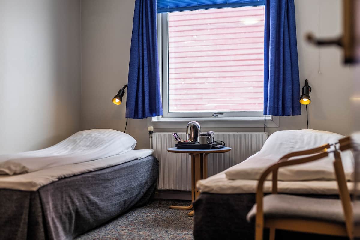 Eenvoudige Twin kamer, gedeelde badkamer | Een bureau, gratis babybedden, gratis wifi, beddengoed