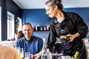 Serveert ontbijt, lunch en diner