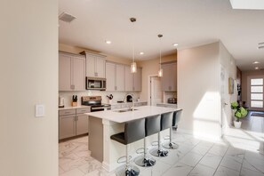 House, Multiple Beds (8992 CC - Exquisite 5 Bed Single Fami) | Private kitchen