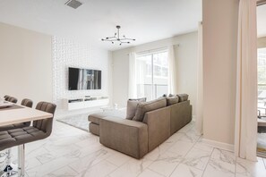 Condo, varias camas (408 OC - Luxe 4BR Townhome Private Po) | Sala de estar