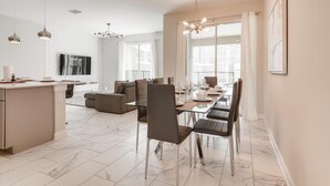 Apartment, Mehrere Betten (408 OC - Luxe 4BR Townhome Private Po) | Eigene Küche