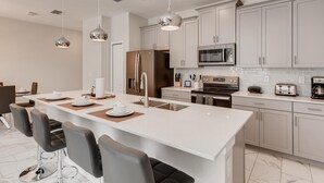 Apartment, Mehrere Betten (408 OC - Luxe 4BR Townhome Private Po) | Eigene Küche