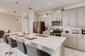 公寓式客房, 多张床 (408 OC - Luxe 4BR Townhome Private Po) | 私人厨房 | 烤面包机